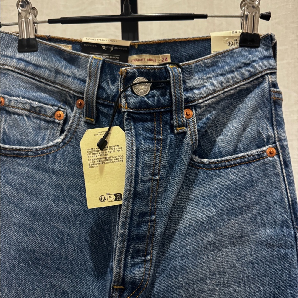NWT Levi’s ribcage straight ankle jean size 24 button fly